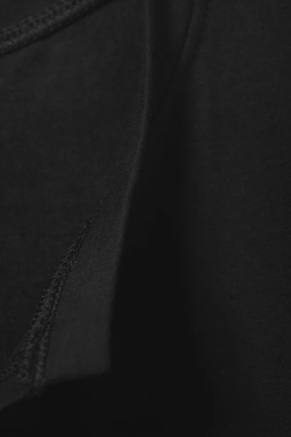 Schmal geschnittenes, ärmelloses Oberteil mit V-Ausschnitt – Schwarz Schmal geschnittenes, ärmelloses Oberteil mit V-Ausschnitt – Schwarz