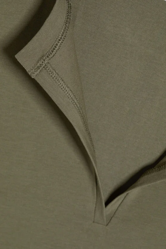 Schmal geschnittenes, ärmelloses Oberteil mit V-Ausschnitt – Staubiges Khaki-Grün Schmal geschnittenes, ärmelloses Oberteil mit V-Ausschnitt – Staubiges Khaki-Grün