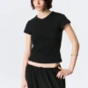 Schmal geschnittenes T-Shirt mit kurzen Ärmeln und V-Ausschnitt – Schwarz Schmal geschnittenes T-Shirt mit kurzen Ärmeln und V-Ausschnitt – Schwarz