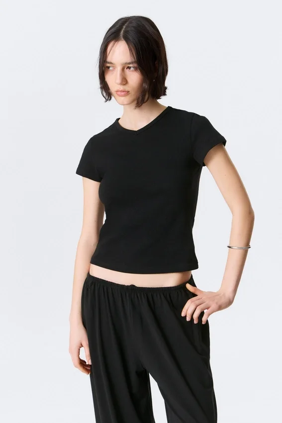 Schmal geschnittenes T-Shirt mit kurzen Ärmeln und V-Ausschnitt – Schwarz Schmal geschnittenes T-Shirt mit kurzen Ärmeln und V-Ausschnitt – Schwarz