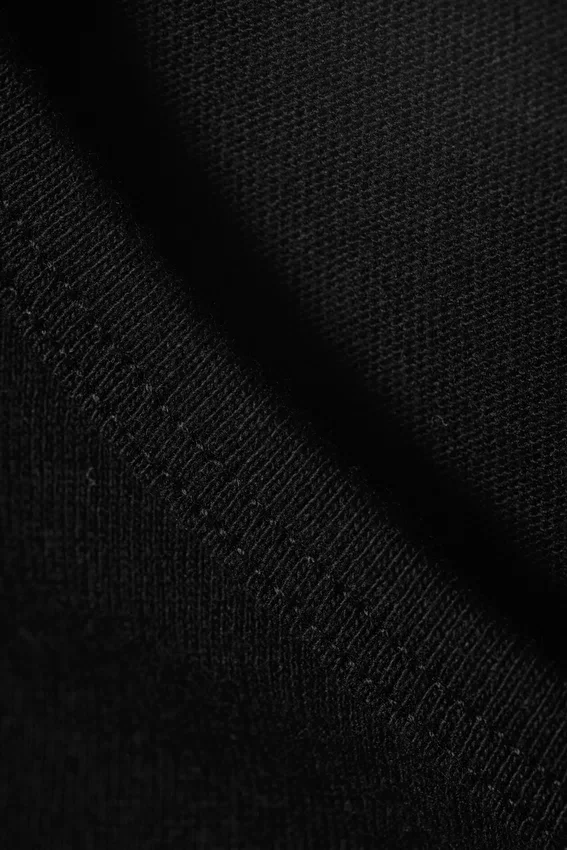 Schmal geschnittenes T-Shirt mit kurzen Ärmeln und V-Ausschnitt – Schwarz Schmal geschnittenes T-Shirt mit kurzen Ärmeln und V-Ausschnitt – Schwarz