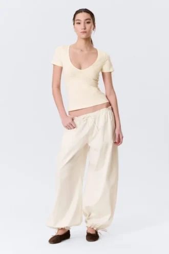 Schmal geschnittenes T-Shirt mit tiefem V-Ausschnitt – Creme Schmal geschnittenes T-Shirt mit tiefem V-Ausschnitt – Creme