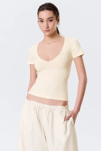 Schmal geschnittenes T-Shirt mit tiefem V-Ausschnitt – Creme Schmal geschnittenes T-Shirt mit tiefem V-Ausschnitt – Creme