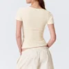 Schmal geschnittenes T-Shirt mit tiefem V-Ausschnitt – Creme Schmal geschnittenes T-Shirt mit tiefem V-Ausschnitt – Creme