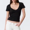 Schmal geschnittenes T-Shirt mit tiefem V-Ausschnitt – Schwarz
