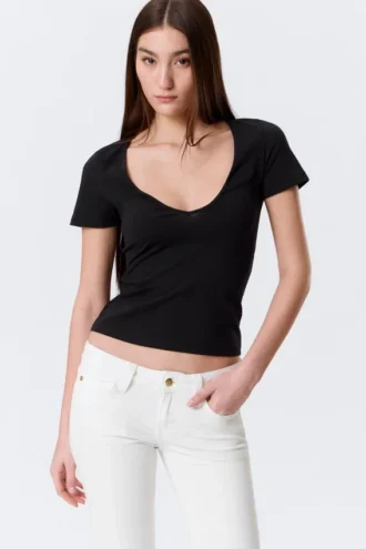 Schmal geschnittenes T-Shirt mit tiefem V-Ausschnitt – Schwarz Schmal geschnittenes T-Shirt mit tiefem V-Ausschnitt – Schwarz