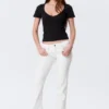 Schmal geschnittenes T-Shirt mit tiefem V-Ausschnitt – Schwarz
