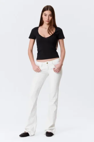 Schmal geschnittenes T-Shirt mit tiefem V-Ausschnitt – Schwarz Schmal geschnittenes T-Shirt mit tiefem V-Ausschnitt – Schwarz