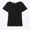 Schmal geschnittenes T-Shirt mit tiefem V-Ausschnitt – Schwarz