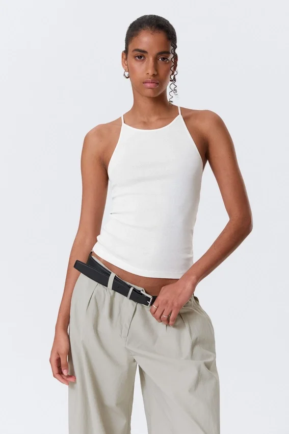 Schmal geschnittenes Tanktop mit Racerback – Off-White Schmal geschnittenes Tanktop mit Racerback – Off-White