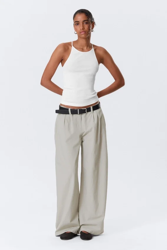 Schmal geschnittenes Tanktop mit Racerback – Off-White Schmal geschnittenes Tanktop mit Racerback – Off-White