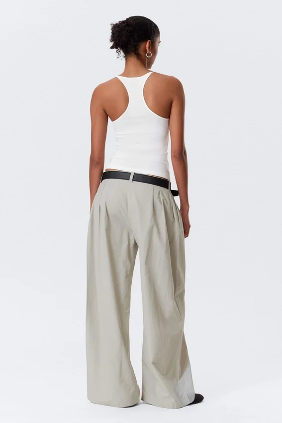 Schmal geschnittenes Tanktop mit Racerback – Off-White Schmal geschnittenes Tanktop mit Racerback – Off-White