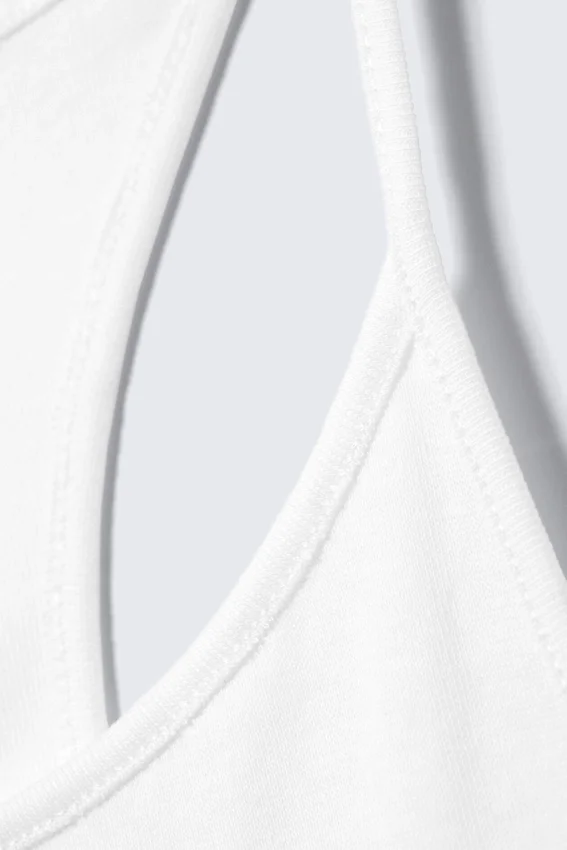 Schmal geschnittenes Tanktop mit Racerback – Off-White Schmal geschnittenes Tanktop mit Racerback – Off-White
