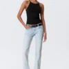 Schmal geschnittenes Tanktop mit Racerback – Schwarz Schmal geschnittenes Tanktop mit Racerback – Schwarz