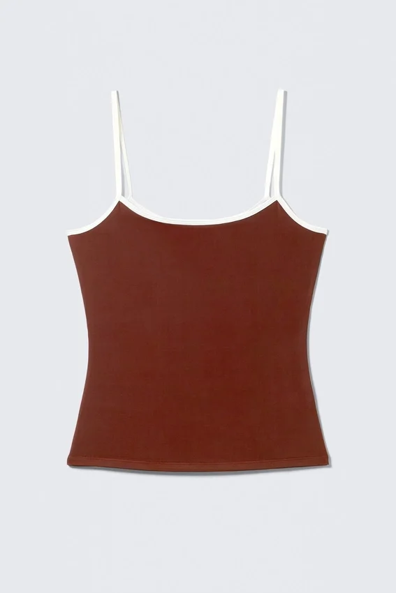 Schmal geschnittenes Tanktop mit Trägern – Burgunderrot & Weiß Schmal geschnittenes Tanktop mit Trägern – Burgunderrot & Weiß