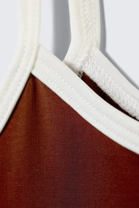 Schmal geschnittenes Tanktop mit Trägern – Burgunderrot & Weiß Schmal geschnittenes Tanktop mit Trägern – Burgunderrot & Weiß