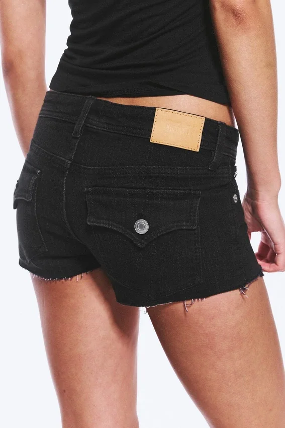 Schmale Low-Rise-Jeans-Hotpants – Tinten-Schwarz – Schwarz Schmale Low-Rise-Jeans-Hotpants – Tinten-Schwarz – Schwarz