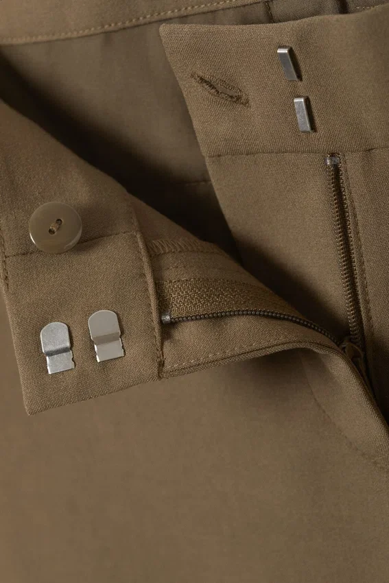 Schmale, tief sitzende Anzughose mit ausgestelltem Bein – Khaki-Grün Schmale, tief sitzende Anzughose mit ausgestelltem Bein – Khaki-Grün