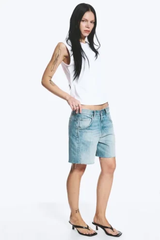 Schräg geschnittene Denim-Shorts mit niedriger Leibhöhe – Coastal Blue – Hellblau