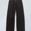 Schräg geschnittene, locker sitzende Barrel-Jeans mit niedriger Taille – Tuned Black Schräg geschnittene, locker sitzende Barrel-Jeans mit niedriger Taille – Tuned Black