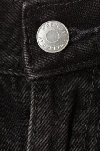 Schräg geschnittene, locker sitzende Barrel-Jeans mit niedriger Taille – Tuned Black Schräg geschnittene, locker sitzende Barrel-Jeans mit niedriger Taille – Tuned Black
