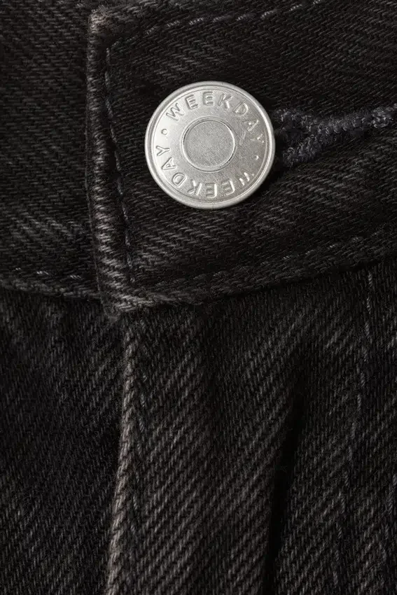 Schräg geschnittene, locker sitzende Barrel-Jeans mit niedriger Taille – Tuned Black Schräg geschnittene, locker sitzende Barrel-Jeans mit niedriger Taille – Tuned Black