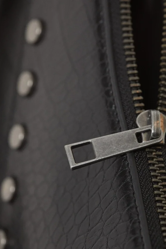 Schultertasche aus Kunstleder mit Nieten – Schwarz Schultertasche aus Kunstleder mit Nieten – Schwarz
