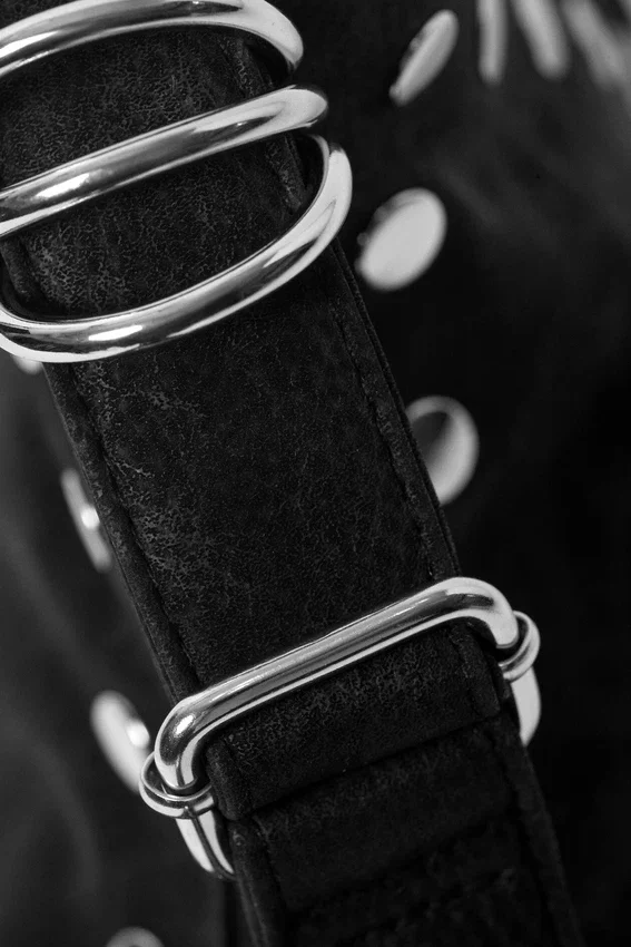 Schultertasche mit Nieten – Schwarz Schultertasche mit Nieten – Schwarz