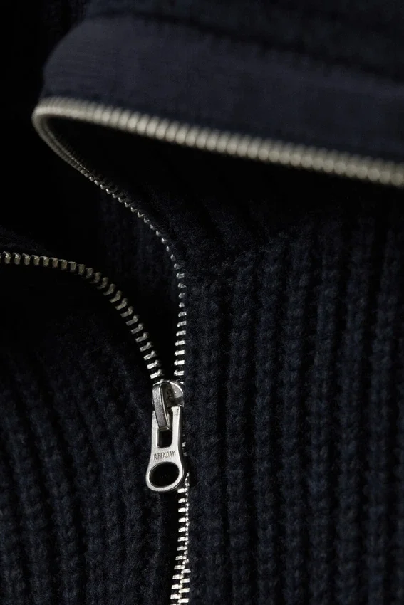 Slim Fit-Strickjacke mit Reißverschluss und Rippmuster – Dunkelblau Slim Fit-Strickjacke mit Reißverschluss und Rippmuster – Dunkelblau