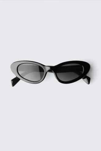 Sonnenbrille im Cat-Eye-Stil mit Flügeln – Schwarz – Schwarze Gläser Sonnenbrille im Cat-Eye-Stil mit Flügeln – Schwarz – Schwarze Gläser