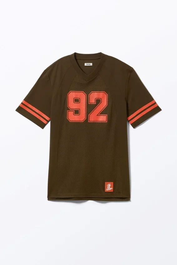 Sportliches Mini-T-Shirt-Kleid – Dunkelbraun & Rot Sportliches Mini-T-Shirt-Kleid – Dunkelbraun & Rot