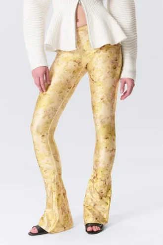 Stretch-Hose mit niedriger Leibhöhe und ausgestelltem Bein – Hellgelb – Blumenmuster