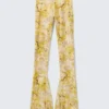Stretch-Hose mit niedriger Leibhöhe und ausgestelltem Bein – Hellgelb – Blumenmuster