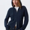 Strick-Kapuzenpullover mit Reißverschluss in Slim Fit – Dunkelblau Strick-Kapuzenpullover mit Reißverschluss in Slim Fit – Dunkelblau