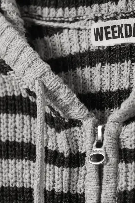 Strick-Kapuzenpullover mit Reißverschluss in Slim Fit – Gestreiftes Grau Melange Strick-Kapuzenpullover mit Reißverschluss in Slim Fit – Gestreiftes Grau Melange