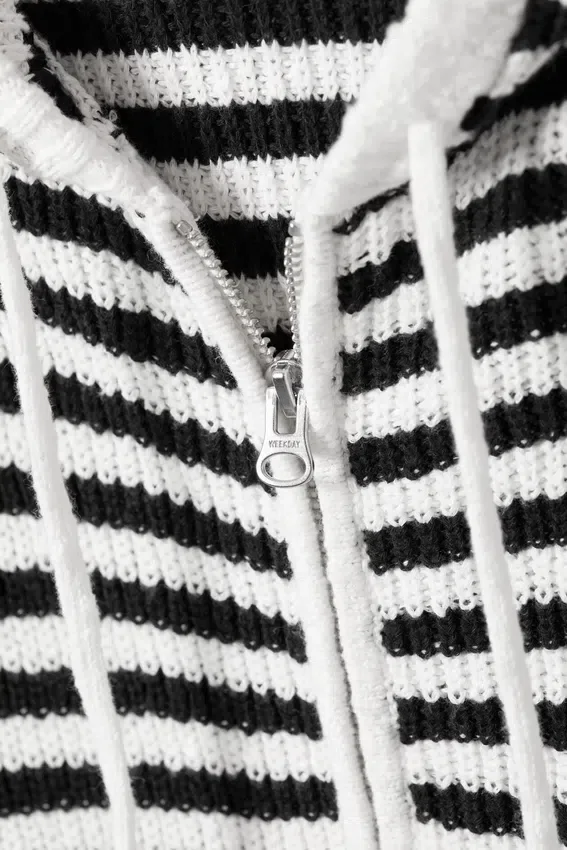 Strick-Kapuzenpullover mit Reißverschluss in Slim Fit – schwarz-weiß gestreift Strick-Kapuzenpullover mit Reißverschluss in Slim Fit – schwarz-weiß gestreift