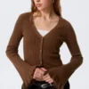 Strickjacke mit V-Ausschnitt – Dunkelbraun Strickjacke mit V-Ausschnitt – Dunkelbraun