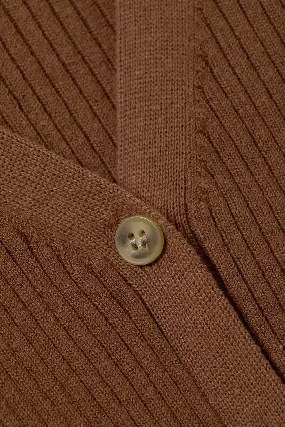 Strickjacke mit V-Ausschnitt – Dunkelbraun Strickjacke mit V-Ausschnitt – Dunkelbraun