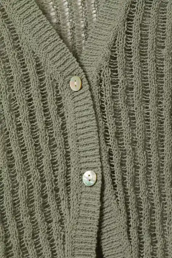 Strickjacke mit V-Ausschnitt und offenem Strickmuster – Khaki-Grün Strickjacke mit V-Ausschnitt und offenem Strickmuster – Khaki-Grün