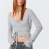 Strickjacke mit V-Ausschnitt und Wickeloptik – Grau meliert Strickjacke mit V-Ausschnitt und Wickeloptik – Grau meliert