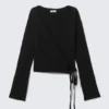 Strickjacke mit V-Ausschnitt und Wickeloptik – Schwarz Strickjacke mit V-Ausschnitt und Wickeloptik – Schwarz