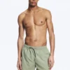 Strukturierte Badeshorts in mittlerer Länge – Hellstaubiges Khaki-Grün Strukturierte Badeshorts in mittlerer Länge – Hellstaubiges Khaki-Grün