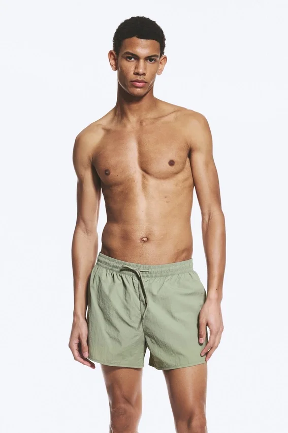 Strukturierte Badeshorts in mittlerer Länge – Hellstaubiges Khaki-Grün Strukturierte Badeshorts in mittlerer Länge – Hellstaubiges Khaki-Grün