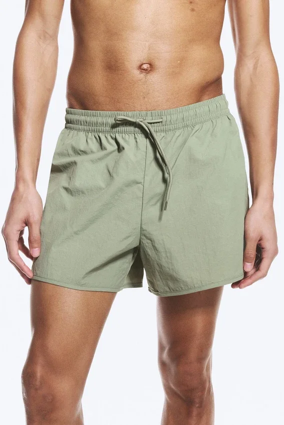 Strukturierte Badeshorts in mittlerer Länge – Hellstaubiges Khaki-Grün Strukturierte Badeshorts in mittlerer Länge – Hellstaubiges Khaki-Grün