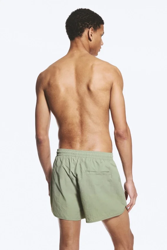 Strukturierte Badeshorts in mittlerer Länge – Hellstaubiges Khaki-Grün Strukturierte Badeshorts in mittlerer Länge – Hellstaubiges Khaki-Grün
