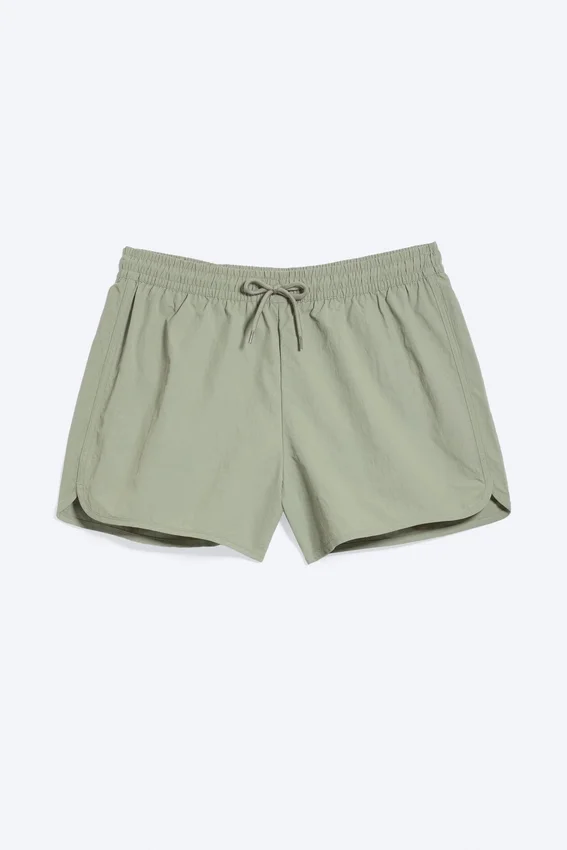 Strukturierte Badeshorts in mittlerer Länge – Hellstaubiges Khaki-Grün Strukturierte Badeshorts in mittlerer Länge – Hellstaubiges Khaki-Grün