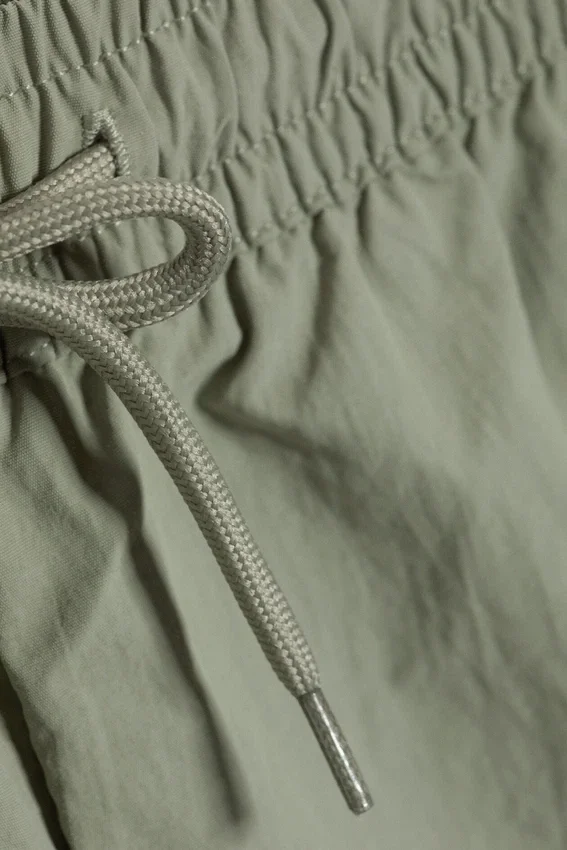 Strukturierte Badeshorts in mittlerer Länge – Hellstaubiges Khaki-Grün Strukturierte Badeshorts in mittlerer Länge – Hellstaubiges Khaki-Grün