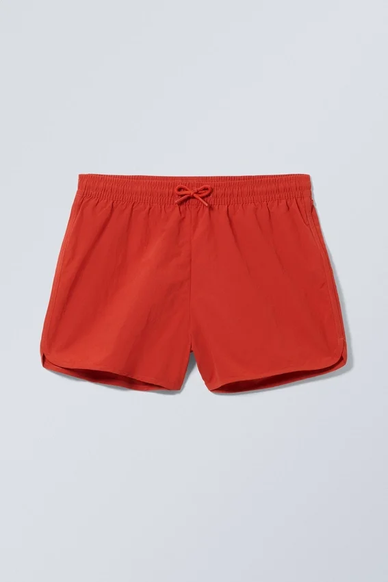 Strukturierte, oberschenkellange Badeshorts – Rot Strukturierte, oberschenkellange Badeshorts – Rot