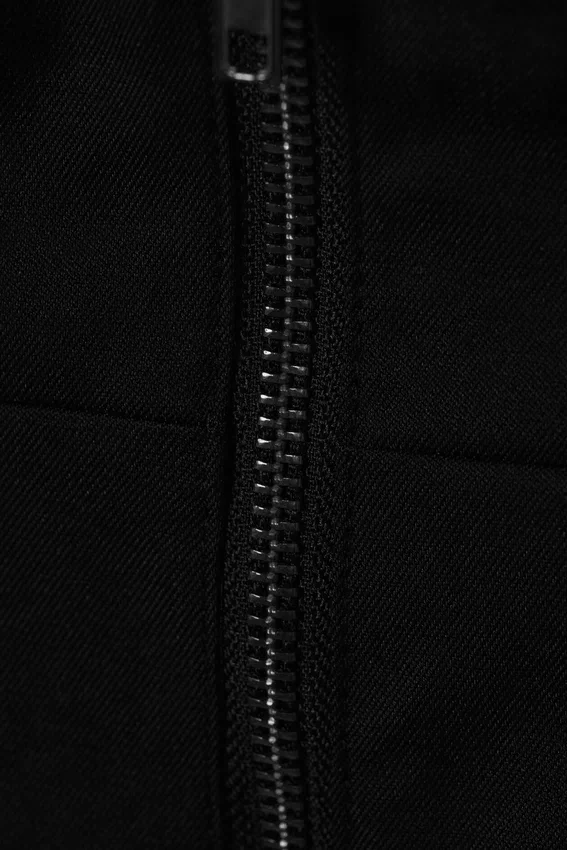Strukturierte Weste mit Neckholder und Reißverschluss – Schwarz Strukturierte Weste mit Neckholder und Reißverschluss – Schwarz