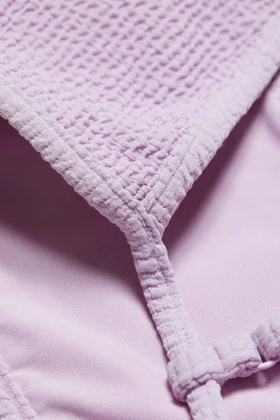 Strukturiertes Bikini-Oberteil mit quadratischem Ausschnitt – Helllila Strukturiertes Bikini-Oberteil mit quadratischem Ausschnitt – Helllila